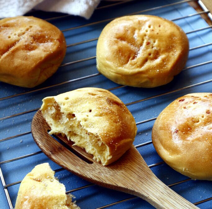 Bread Rolls with Sweetened Coconut Filling (Pan de Coco)