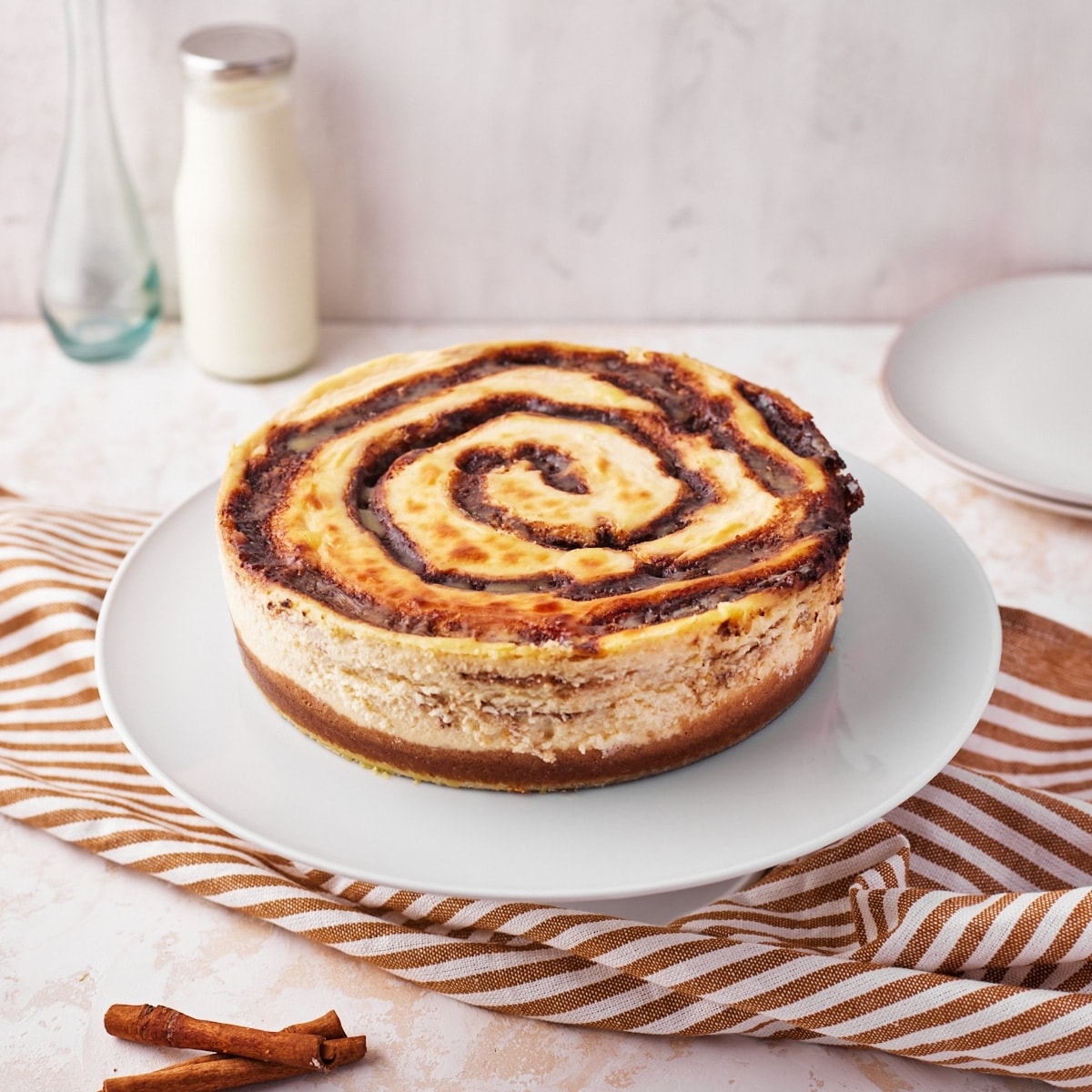 Cinnamon Roll Cheesecake