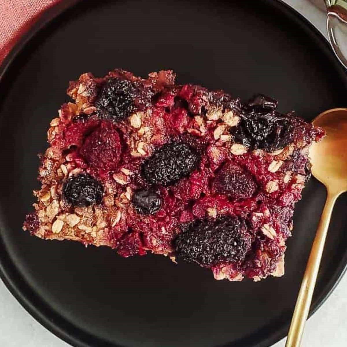 Easy Vegan Baked Oatmeal With Berries